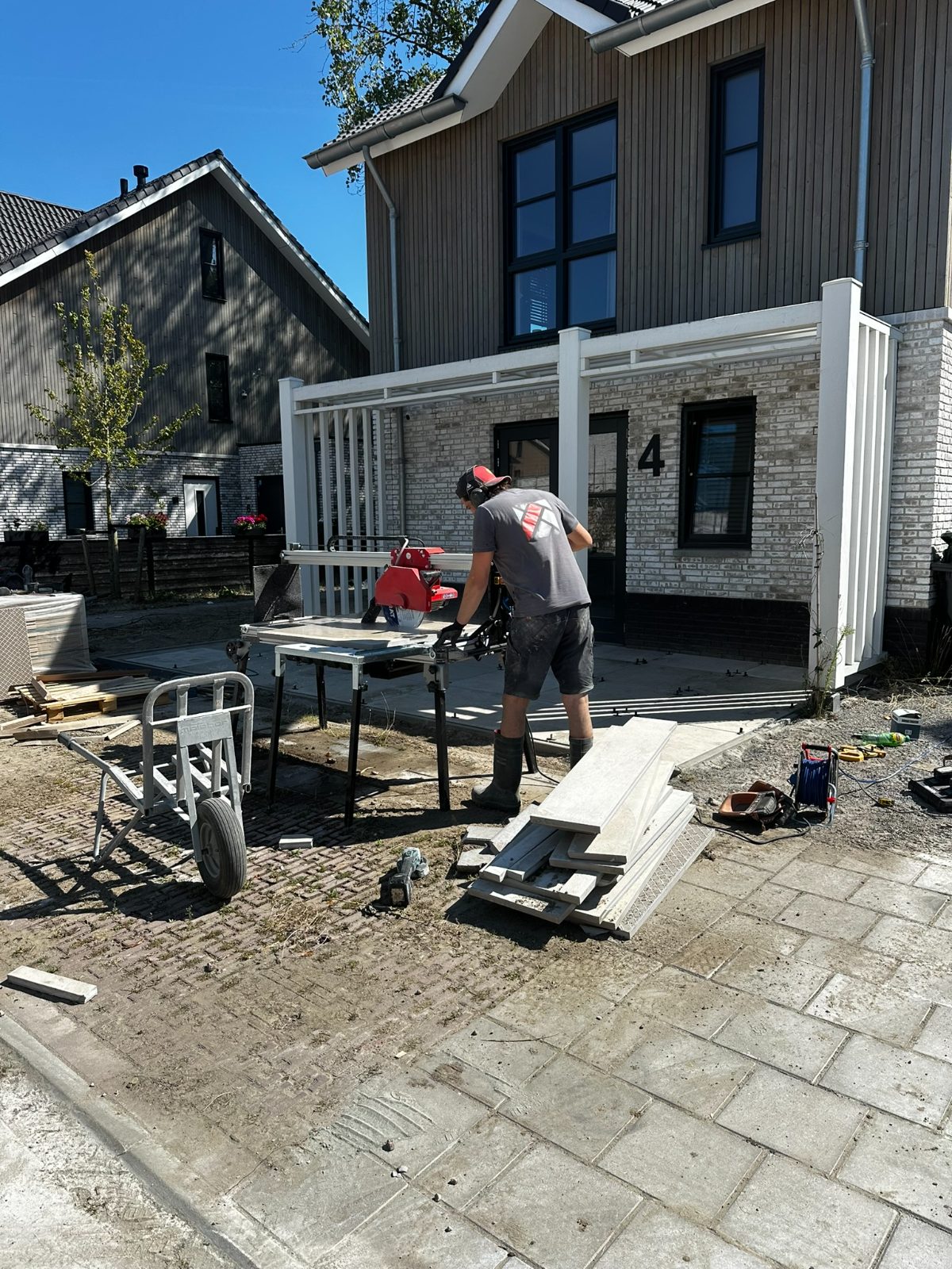 Vakman van Wanrooij zaagt keramische tegels op maat